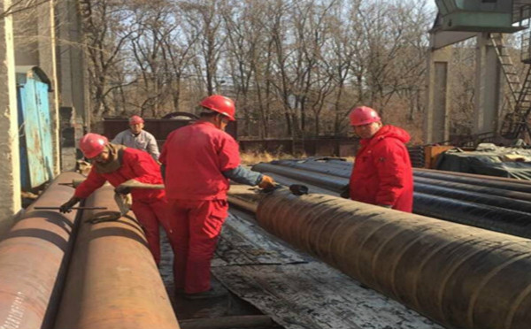 環(huán)氧煤瀝青冷纏帶管道防腐底漆涂刷